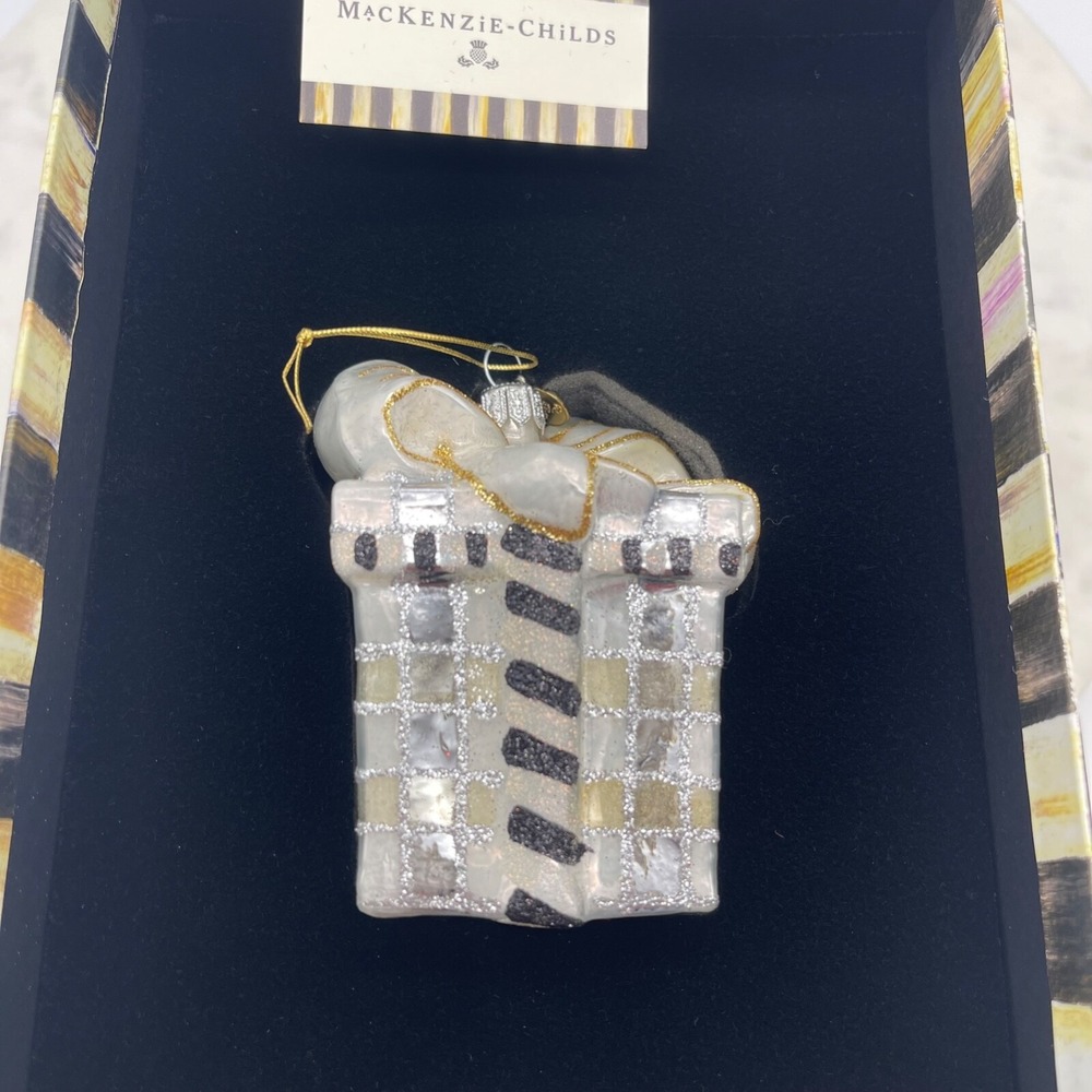 MACKENZIE CHILD'S SILVER LINING PRESENT ORNAMENT 53913-102